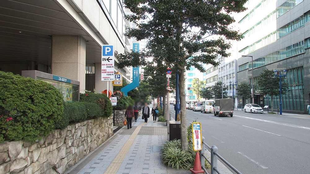 写真：土佐堀通（西側）沿いにあるエル・おおさかの駐車場入口（遠目）