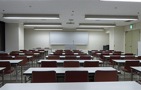 写真：演台側を向いた研修室2の室内