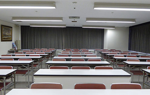 写真：演台側から見た研修室2の室内